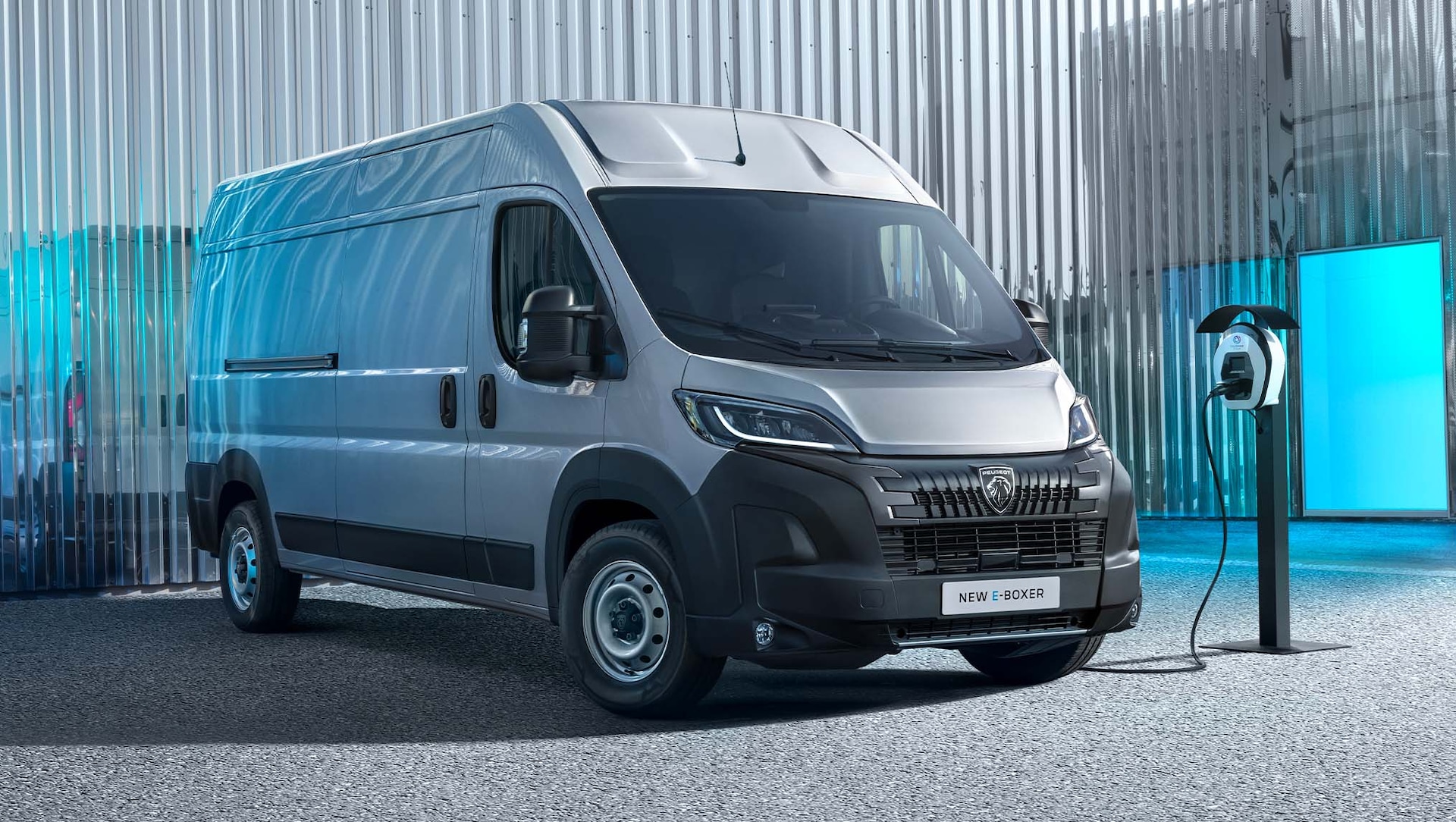 PEUGEOT_BOXER_R_2023_BEV_ONSITE_MULTIMEDIA_TEASER_HOMEPAGE_DESKTOP_2030x1146